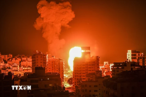 Israel không kích trả đũa các vụ thả bóng bay gây cháy từ Gaza