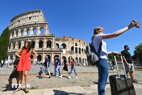 Dịch COVID-19: Italy bỏ yêu cầu cách ly đối với du khách Anh