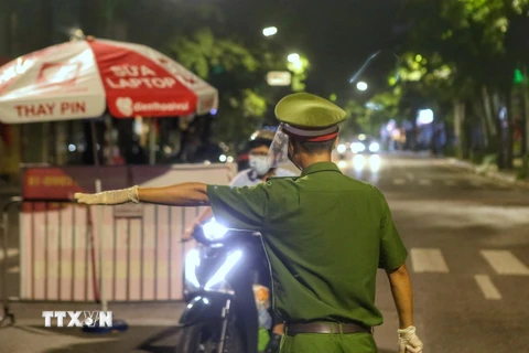 [Photo] Công an quận Hoàn Kiếm triển khai kiểm soát người dân ra đường