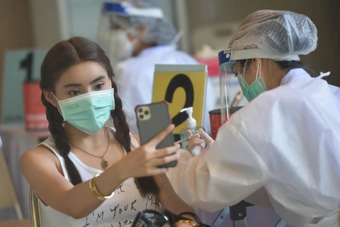 Nhân viên y tế tiêm vaccine ngừa COVID-19 cho người dân tại Samut Prakan, Thái Lan ngày 9/8/2021. (Ảnh: THX/TTXVN)