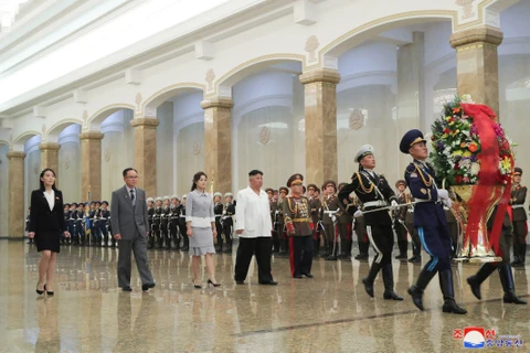 Ông Kim Jong-un tới viếng các cựu lãnh đạo nhân Quốc khánh Triều Tiên