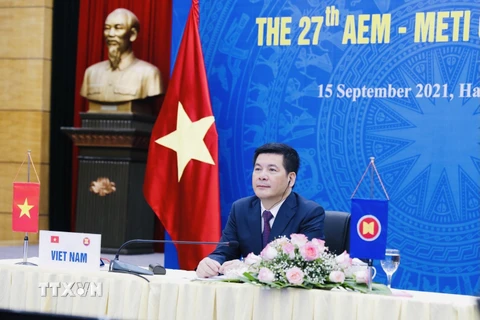 Bộ trưởng Công Thương Nguyễn Hồng Diên dẫn đầu đoàn VIệt Nam tham dự hội nghị tại điểm cầu Hà Nội. (Ảnh: Trần Việt/TTXVN)