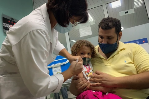 Nhân viên y tế tiêm vaccine ngừa COVID-19 Soberana Plus của Cuba cho em bé 3 tuổi tại bệnh viện Juan Manuel Marquez ở Havana, ngày 24/8/2021. (Ảnh: AFP/TTXVN)