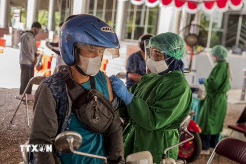 Các nước ASEAN tăng tốc tiêm chủng vaccine COVID-19 cho người dân
