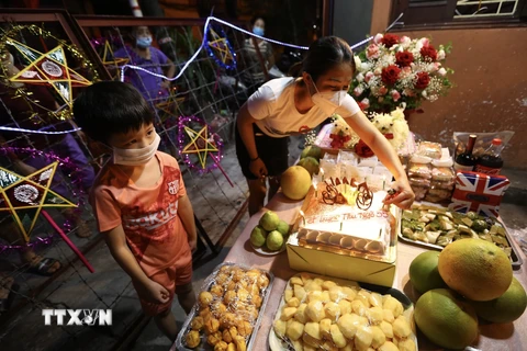 [Photo] Người dân Hà Nội đón Trung thu đặc biệt mùa COVID-19