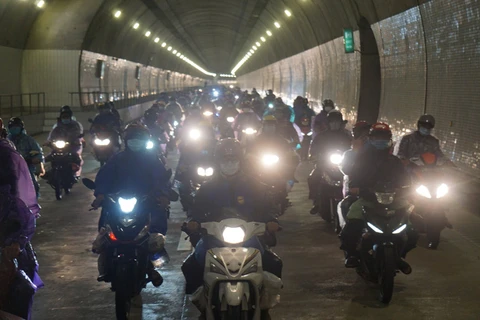 Mở cửa 4 hầm trên Quốc lộ 1 hỗ trợ người dân phía Nam đi xe máy về quê