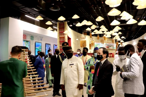 Tổng thống Sierra Leone tới thăm Nhà triển lãm Việt Nam tại Expo 2020