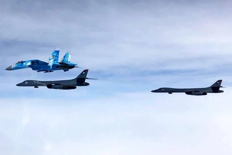 Máy bay ném bom Mỹ bay qua Biển Đen, liên tiếp đối đầu tiêm kích Nga