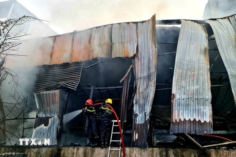 TP.HCM: Dập tắt đám cháy lớn ở kho chứa vật liệu tại huyện Bình Chánh