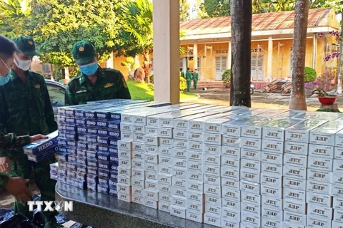 Tây Ninh phát hiện 2 vụ buôn lậu, thu giữ hơn 10.000 bao thuốc lá