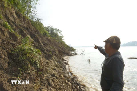 Hà Nội khẩn cấp ngăn sạt lở bờ hữu sông Đà sau phản ánh của TTXVN