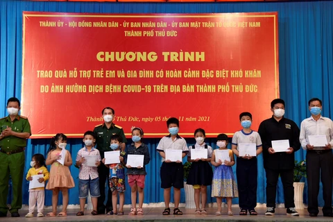 Him Lam Land hỗ trợ các gia đình, trẻ em có hoàn cảnh khó khăn do dịch