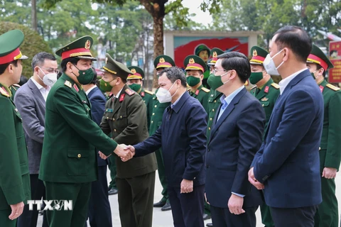 Đại tướng Lương Cường, Chủ nhiệm Tổng cục Chính trị Quân đội nhân dân Việt Nam kiểm tra sẵn sàng chiến đấu, thăm tặng quà tại tỉnh Hòa Bình. (Ảnh: TTXVN)