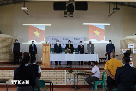 Lễ cử hành quốc ca Việt Nam trong buổi trao khẩu trang tại Trường Trung học phổ thông Parkedene ngày 18/01/2022. (Ảnh: TTXVN)