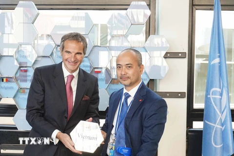 Tổng Giám đốc IAEA Rafael Mariano Grossi trao viên gạch tượng trưng đóng góp của Việt Nam cho Đại sứ Nguyễn Trung Kiên. (Ảnh: Hồng Kỳ/TTXVN)