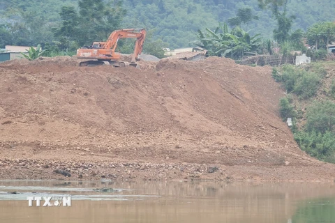 Tỉnh ủy Thanh Hóa chỉ đạo xác minh vụ đổ đất đá thải xuống sông Mã