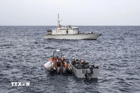 Italy giải cứu hàng trăm người di cư lênh đênh trên biển