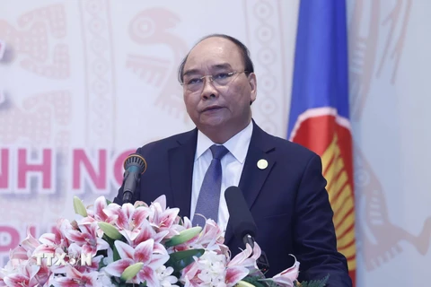 Chủ tịch nước thăm Đại sứ quán, cộng đồng người Việt Nam tại Campuchia