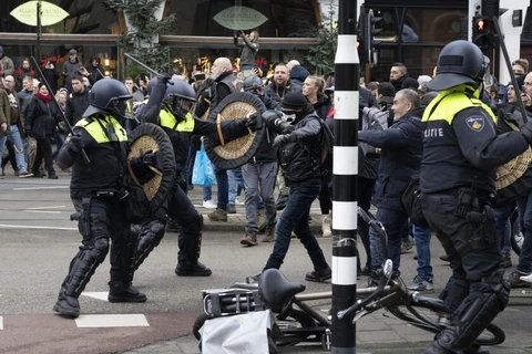 Hà Lan giải tán người biểu tình phản đối các biện pháp ngừa COVID-19