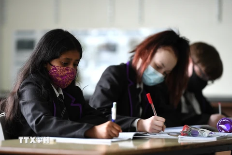 Anh: Vùng England khuyến nghị trẻ đeo khẩu trang khi trở lại trường