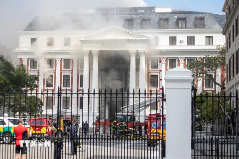 Hỏa hoạn gây hư hại nặng khu phức hợp tòa nhà Quốc hội Nam Phi