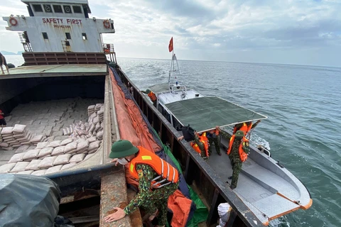Tàu hàng chở hơn 2.300 tấn ximăng bị thủng đáy trên biển Cù Lao Chàm
