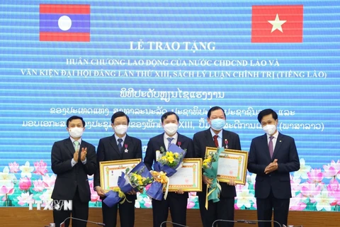 Trao tặng Huân chương Lao động của Lào cho cán bộ, chuyên gia Việt Nam