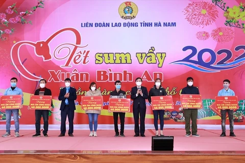 Trưởng ban Dân vận Trung ương tặng quà cho người lao động ở Hà Nam
