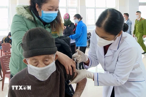 Móng Cái tổ chức đưa đón người già, khuyết tật đi tiêm vaccine