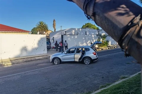 Khoảnh khắc cảnh sát Nam Phi nổ súng bắn chết 8 kẻ cướp xe tiền