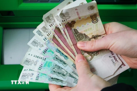 Đồng ruble Nga tiếp tục giảm giá, thấp kỷ lục so với đồng USD