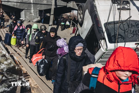 Hàng chục nghìn người sơ tán khỏi các thành phố của Ukraine