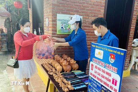 Quảng Nam: Độc đáo chương trình đổi rác thải nhựa lấy quà lưu niệm