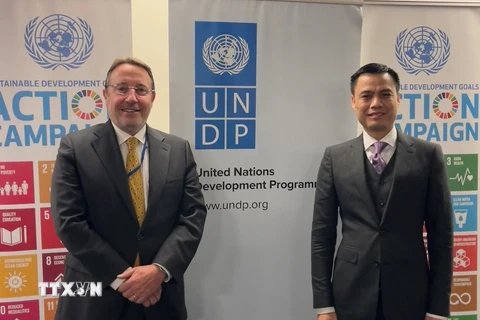 Đại sứ Đặng Hoàng Giang làm việc với ông Achim Steiner, Tổng giám đốc Chương trình Phát triển Liên hợp quốc (UNDP). (Ảnh: TTXVN)