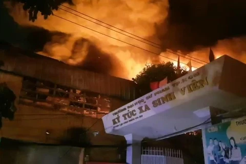 Cháy lớn kho hàng gần ký túc xá Đại học Sư phạm Thành phố Hồ Chí Minh