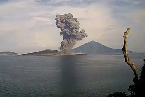 Núi lửa Anak Krakatoa ở Indonesia phun trào, cột tro cao tới 3.000m