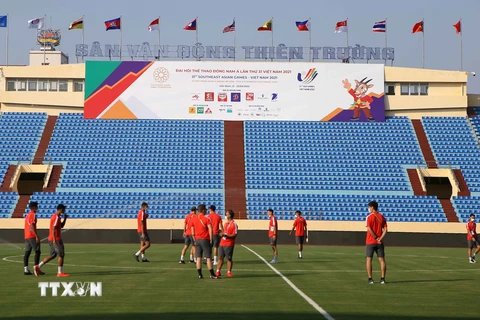 SEA Games 31: Cổ động viên Nam Định cổ vũ cuồng nhiệt cho các đội bóng