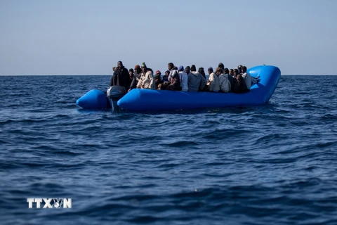 Hy Lạp giải cứu hơn 100 người di cư trên con thuyền sắp chìm