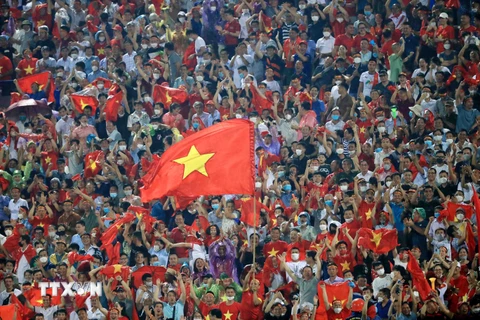 Khán giả trên sân Việt Trì chờ đón màn giao đấu Việt Nam-Philippines