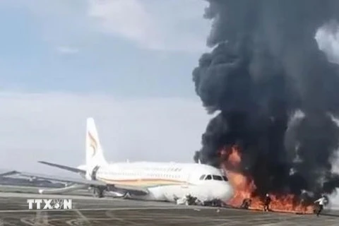 Trung Quốc: Máy bay bốc cháy, hàng chục hành khách bị thương