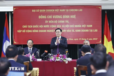 Chủ tịch Quốc hội gặp gỡ cộng đồng doanh nghiệp Việt Nam tại Lào
