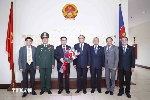 Chủ tịch Quốc hội Vương Đình Huệ thăm Đại sứ quán Việt Nam tại Lào