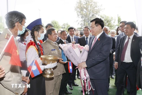 Chủ tịch Quốc hội thăm trường Dân tộc nội trú Champasak của Lào