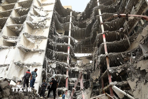 Thương vong gia tăng trong vụ sập tòa nhà 10 tầng ở Iran