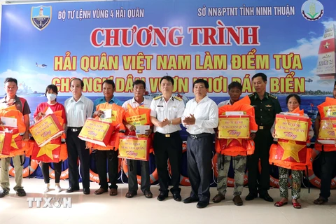 Bộ Tư lệnh Hải quân tặng quà và khám, chữa bệnh cho ngư dân Ninh Thuận