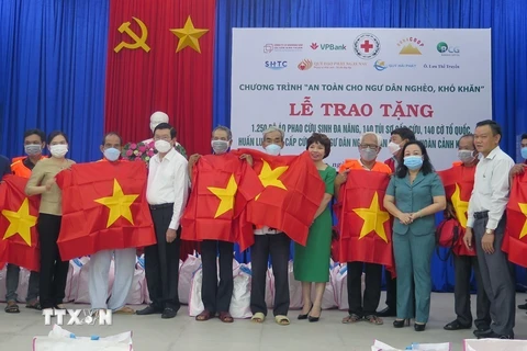 Phú Yên: Trao tặng cờ Tổ quốc và áo phao cứu sinh cho ngư dân