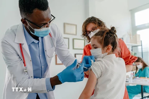 Mỹ khuyến nghị tiêm vaccine phòng COVID-19 cho trẻ từ 6 tháng tuổi