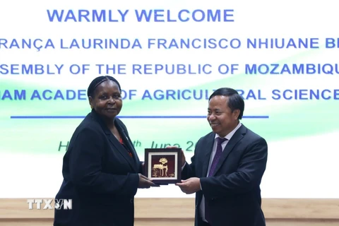 Chủ tịch Quốc hội Mozambique thăm Viện Khoa học Nông nghiệp Việt Nam