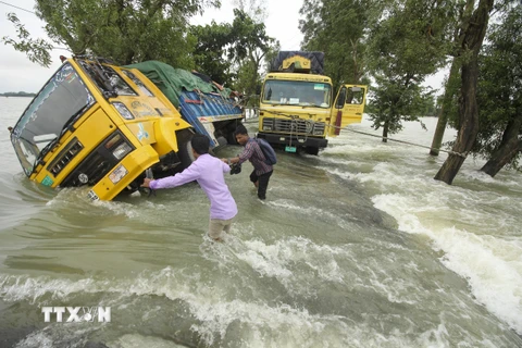 Bangladesh, Ấn Độ khẩn trương cứu trợ hàng triệu người mắc kẹt do lũ