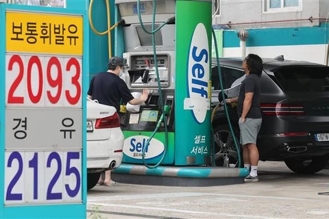 Nguy cơ kinh tế suy thoái đẩy giá dầu châu Á giảm hơn 1 USD mỗi thùng